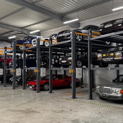 ponts de levage industriesl avec camion renault traffic blanc