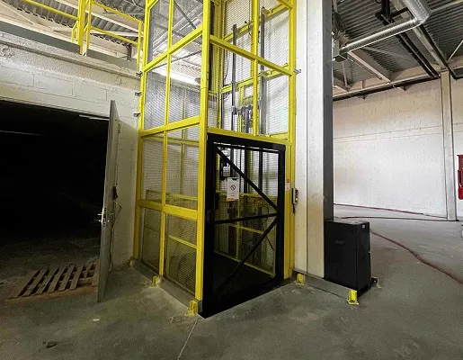 monte charges à colonnes